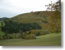 die Araburg auf einen herbstlich bunten Berg