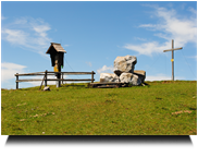 Gipfelkreuz und alte Madonna