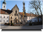 Innenhof mit alter Stiftskirche