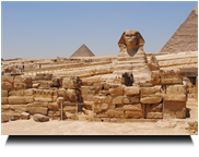Sphinx mit Pyramidengruppe