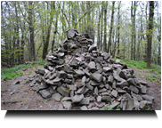 Steinpyramide und Gipfelkreuz Gföhlberg