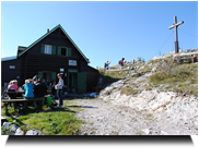 Gauermannhütte und Gipfelkreuz